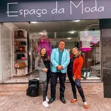 Fachada da loja Espaço da Moda em Cacequi, RS, com sua entrada destacando a vitrine e decoração moderna.